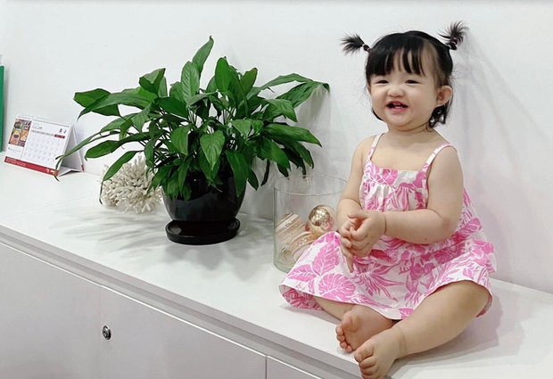 Ái nữ nhà Đông Nhi đến đại náo công ty bố mẹ: Mặc váy dây hồng, tóc 2 chỏm, còn tạo 1001 biểu cảm cute hết nấc - Ảnh 2. Ái nữ nhà Đông Nhi đến đại náo công ty bố mẹ: Mặc váy dây hồng, tóc 2 chỏm, còn tạo 1001 biểu cảm cute hết nấc - Ảnh 2.