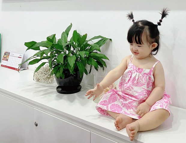 Ái nữ nhà Đông Nhi đến đại náo công ty bố mẹ: Mặc váy dây hồng, tóc 2 chỏm, còn tạo 1001 biểu cảm cute hết nấc - Ảnh 3. Ái nữ nhà Đông Nhi đến đại náo công ty bố mẹ: Mặc váy dây hồng, tóc 2 chỏm, còn tạo 1001 biểu cảm cute hết nấc - Ảnh 3.