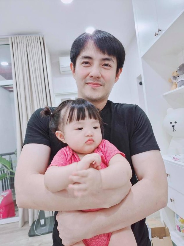 Ái nữ nhà Đông Nhi đến đại náo công ty bố mẹ: Mặc váy dây hồng, tóc 2 chỏm, còn tạo 1001 biểu cảm cute hết nấc - Ảnh 7. Ái nữ nhà Đông Nhi đến đại náo công ty bố mẹ: Mặc váy dây hồng, tóc 2 chỏm, còn tạo 1001 biểu cảm cute hết nấc - Ảnh 7.