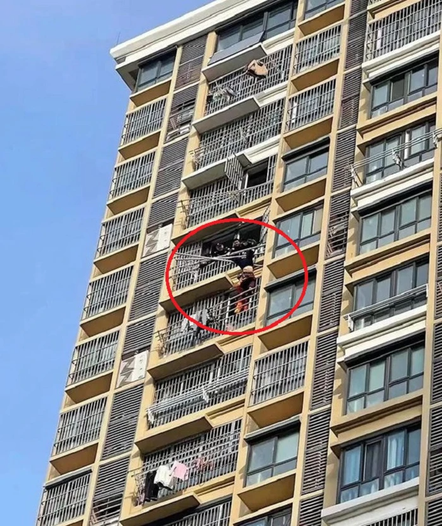 Clip: Cụ bà phơi quần áo rồi trượt chân, treo lơ lửng ngoài ban công tầng 18 - Ảnh 3. Clip: Cụ bà phơi quần áo rồi trượt chân, treo lơ lửng ngoài ban công tầng 18 - Ảnh 3.