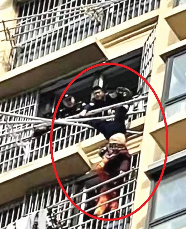Clip: Cụ bà phơi quần áo rồi trượt chân, treo lơ lửng ngoài ban công tầng 18 - Ảnh 2. Clip: Cụ bà phơi quần áo rồi trượt chân, treo lơ lửng ngoài ban công tầng 18 - Ảnh 2.