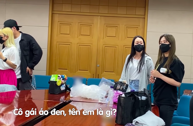 Liên Bỉnh Phát bạo dạn tán gái ở Hàn Quốc khi quay Running Man, vừa gặp đã thẳng thừng: Kiss me - Ảnh 2. Liên Bỉnh Phát bạo dạn tán gái ở Hàn Quốc khi quay Running Man, vừa gặp đã thẳng thừng: Kiss me - Ảnh 2.