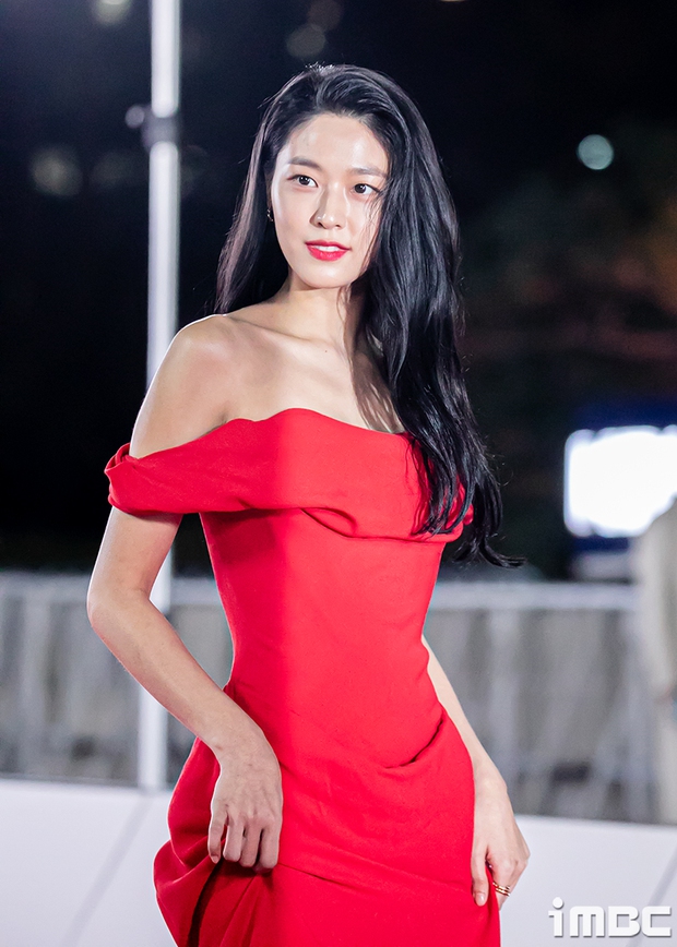 Siêu thảm đỏ Rồng Xanh: “Chị đại” Kim Hye Soo ngực ngồn ngộn đè bẹp “cô dâu” Yoona, hội bạn thân Song Joong Ki, Kwang Soo, Jo In Sung tụ hội - Ảnh 22.