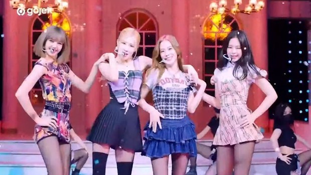Jisoo mặc outfit như bà cô, nhìn sang 3 thành viên BLACKPINK mà fan bức xúc: Stylist là anti hay gì? - Ảnh 3. Jisoo mặc outfit như bà cô, nhìn sang 3 thành viên BLACKPINK mà fan bức xúc: Stylist là anti hay gì? - Ảnh 3.