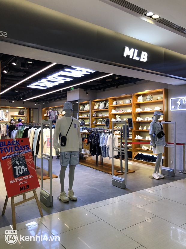 Cập nhật nóng hổi deal sale Black Friday ở các TTTM Hà Nội - Sài Gòn: MLB, Pedro, Nike sale khủng đến 70%, giày adidas đồng giá 750k nhìn đã muốn hốt - Ảnh 4.