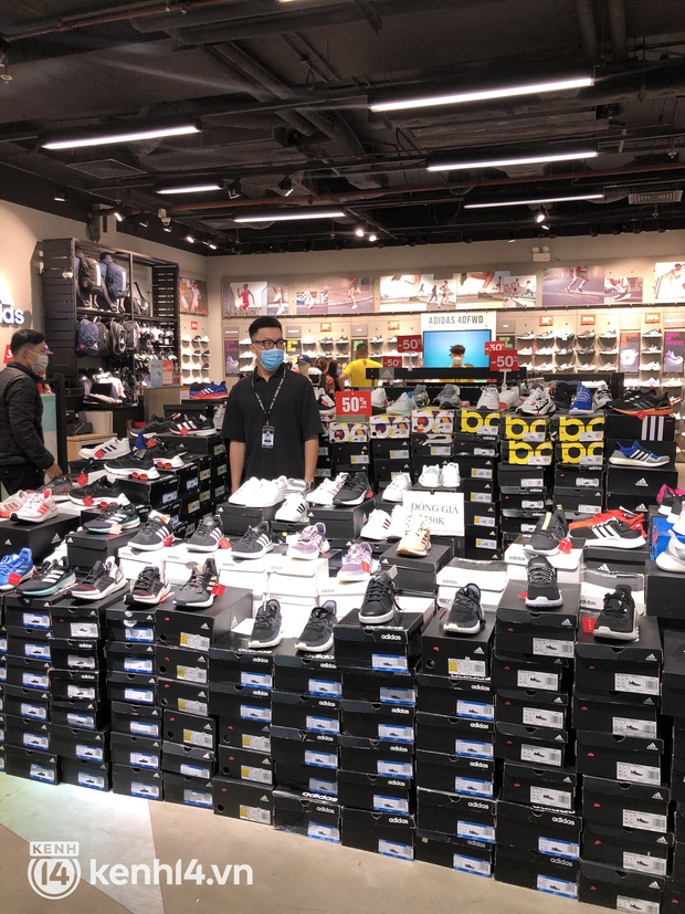 Cập nhật nóng hổi deal sale Black Friday ở các TTTM Hà Nội - Sài Gòn: MLB, Pedro, Nike sale khủng đến 70%, giày adidas đồng giá 750k nhìn đã muốn hốt - Ảnh 8.