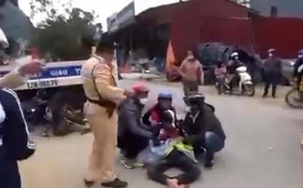Nam sinh gãy chân khi đâm vào xe CSGT: Thêm một góc camera khác làm rõ - Ảnh 1. Nam sinh gãy chân khi đâm vào xe CSGT: Thêm một góc camera khác làm rõ - Ảnh 1.