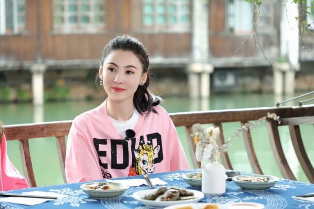 Bất ngờ được hỏi có tham gia hôn lễ của Tạ Đình Phong - Vương Phi hay không, Trương Bá Chi trả lời 1 câu khiến Cnet nể phục - Ảnh 4. Bất ngờ được hỏi có tham gia hôn lễ của Tạ Đình Phong - Vương Phi hay không, Trương Bá Chi trả lời 1 câu khiến Cnet nể phục - Ảnh 4.
