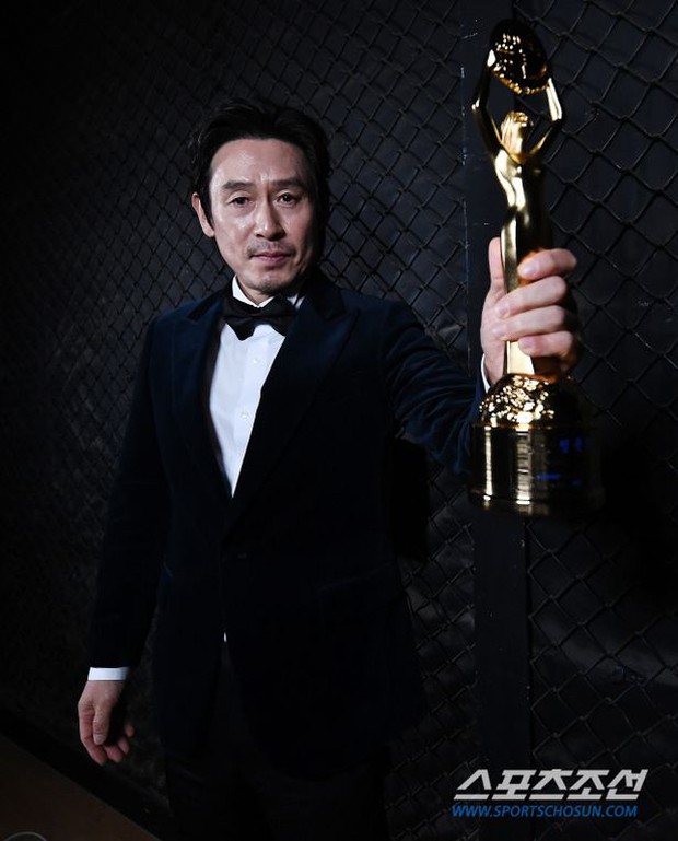 Kết quả lễ trao giải Rồng Xanh 2021: Song Joong Ki và tình tin đồn cùng chiến thắng, phim xuất sắc nhất làm cả thiên hạ ngỡ ngàng - Ảnh 2.