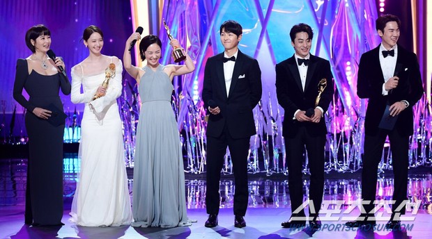 Khung hình quyền lực nhất Rồng Xanh tối nay: Tình tin đồn hoá con mực giữa 2 cực phẩm Song Joong Ki và Yoona - Ảnh 4.