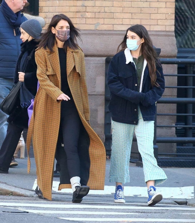 Giữa tin đồn Suri đoàn tụ với Tom Cruise, mẹ con Katie Holmes tái xuất trên phố, biểu cảm lạ dấy lên nghi vấn bất hòa - Ảnh 3.