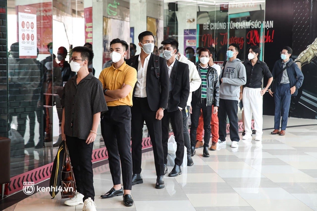 Show thực tế về đàn ông của Hương Giang: Lèo tèo thí sinh, nhiều chàng trai tóc dài, áo xuyên thấu, chuyển giới - Ảnh 1. Show thực tế về đàn ông của Hương Giang: Lèo tèo thí sinh, nhiều chàng trai tóc dài, áo xuyên thấu, chuyển giới - Ảnh 1.