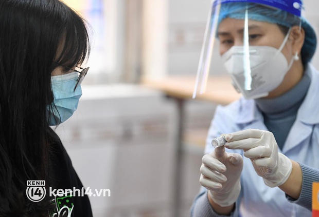 Ảnh: Học sinh lớp 9 ở Hà Nội xếp hàng tiêm vaccine Covid-19 để chuẩn bị quay lại trường - Ảnh 10.