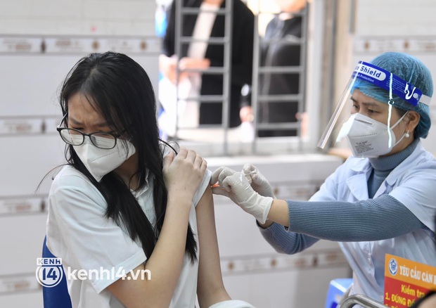 Ảnh: Học sinh lớp 9 ở Hà Nội xếp hàng tiêm vaccine Covid-19 để chuẩn bị quay lại trường - Ảnh 13.