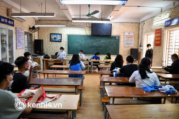 Ảnh: Học sinh lớp 9 ở Hà Nội xếp hàng tiêm vaccine Covid-19 để chuẩn bị quay lại trường - Ảnh 14.