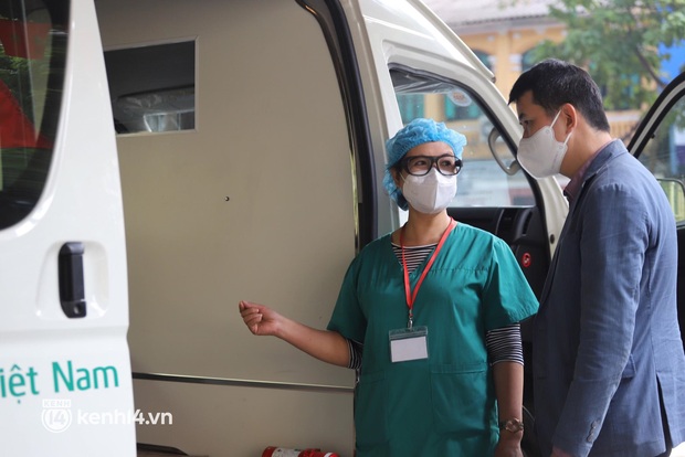 Ảnh: Học sinh lớp 9 ở Hà Nội xếp hàng tiêm vaccine Covid-19 để chuẩn bị quay lại trường - Ảnh 18.