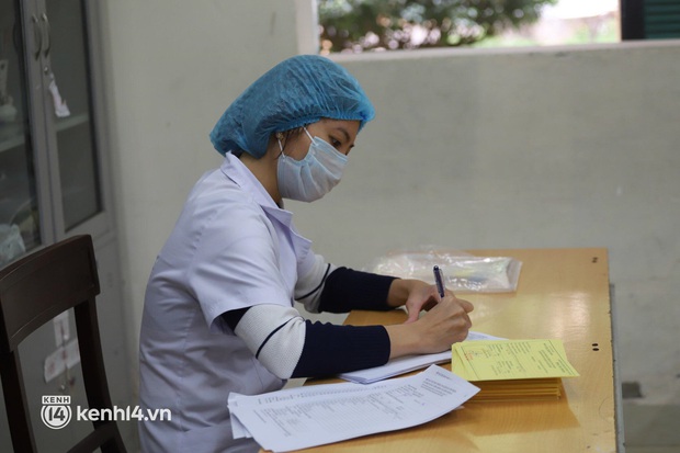 Ảnh: Học sinh lớp 9 ở Hà Nội xếp hàng tiêm vaccine Covid-19 để chuẩn bị quay lại trường - Ảnh 24.