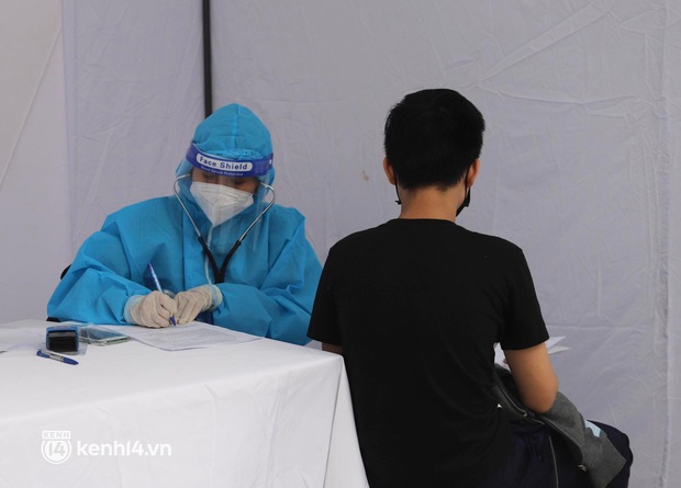 Ảnh: Học sinh lớp 9 ở Hà Nội xếp hàng tiêm vaccine Covid-19 để chuẩn bị quay lại trường - Ảnh 21.