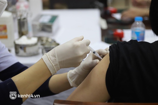 Ảnh: Học sinh lớp 9 ở Hà Nội xếp hàng tiêm vaccine Covid-19 để chuẩn bị quay lại trường - Ảnh 20.