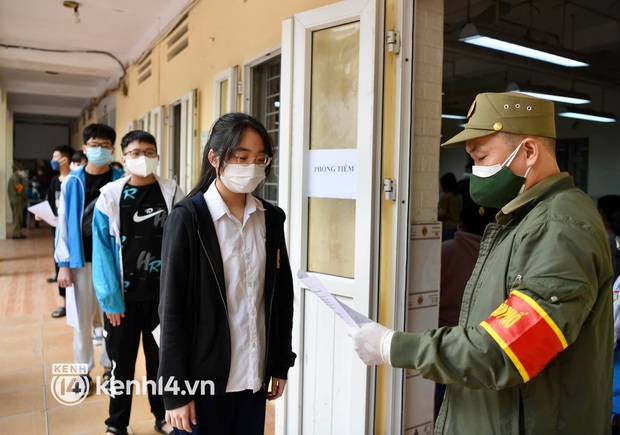 Ảnh: Học sinh lớp 9 ở Hà Nội xếp hàng tiêm vaccine Covid-19 để chuẩn bị quay lại trường - Ảnh 6.
