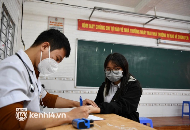 Ảnh: Học sinh lớp 9 ở Hà Nội xếp hàng tiêm vaccine Covid-19 để chuẩn bị quay lại trường - Ảnh 8.