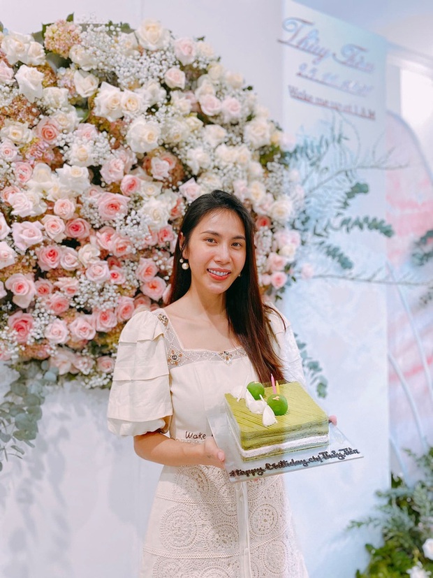 Hé lộ clip cực ngọt: Công Vinh ôm hoa tặng hoa mừng sinh nhật vợ, Thuỷ Tiên hạnh phúc rõ sau loạt ồn ào - Ảnh 7.