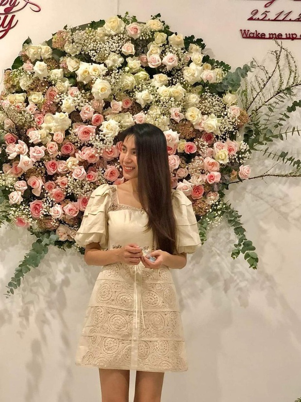 Hé lộ clip cực ngọt: Công Vinh ôm hoa tặng hoa mừng sinh nhật vợ, Thuỷ Tiên hạnh phúc rõ sau loạt ồn ào - Ảnh 6.