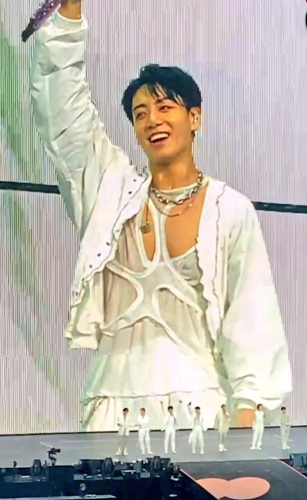 Khoảnh khắc nóng bỏng tay tại concert 40.000 người của BTS: Hot nhất là màn lộ ngực, phanh áo của em út Jungkook! - Ảnh 1.