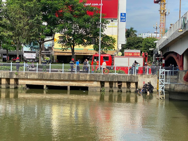 TP.HCM: Liên tiếp 2 vụ nam thanh niên và cụ già nhảy cầu tự tử - Ảnh 3.