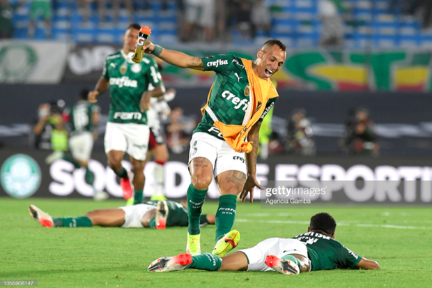 Tiền vệ MU trượt chân tai hại biếu bóng cho đối thủ ghi bàn, khiến đội nhà thua chung kết C1 Nam Mỹ - Ảnh 3.