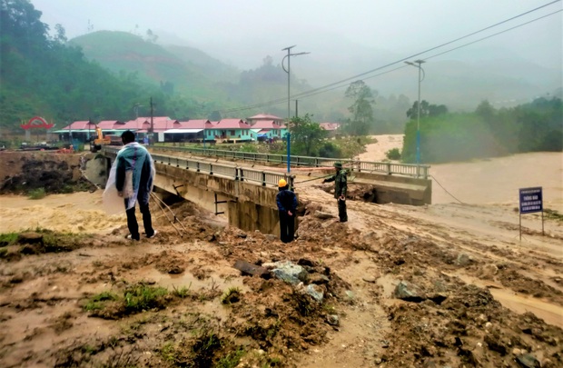 Mưa lớn gây sạt lở, 1 huyện miền núi ở Quảng Nam bị cô lập - Ảnh 2.