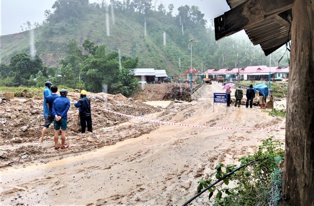 Mưa lớn gây sạt lở, 1 huyện miền núi ở Quảng Nam bị cô lập - Ảnh 6.