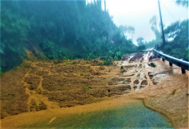 Mưa lớn gây sạt lở, 1 huyện miền núi ở Quảng Nam bị cô lập - Ảnh 3.