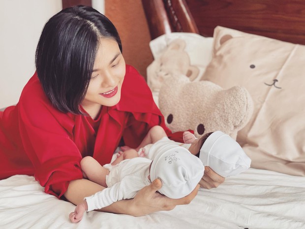 Vân Trang tổ chức đầy tháng cho con, chi tiết trên bánh kem hé lộ thông tin đặc biệt về đôi nhóc tỳ! - Ảnh 5. Vân Trang tổ chức đầy tháng cho con, chi tiết trên bánh kem hé lộ thông tin đặc biệt về đôi nhóc tỳ! - Ảnh 5.