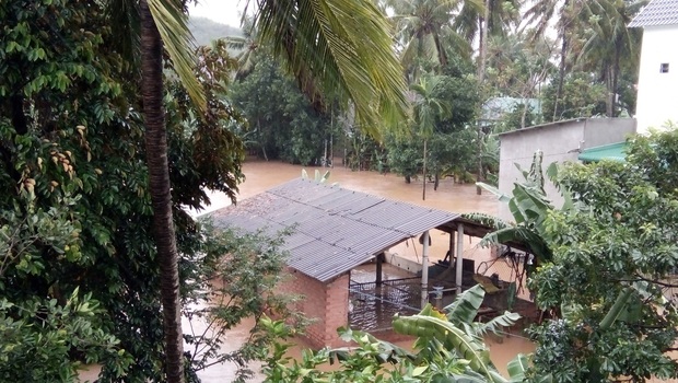 Hơn 1.000 nhà dân ở Bình Định bị lũ bao vây, nước chảy cuồn cuộn khiến giao thông tê liệt  - Ảnh 9.