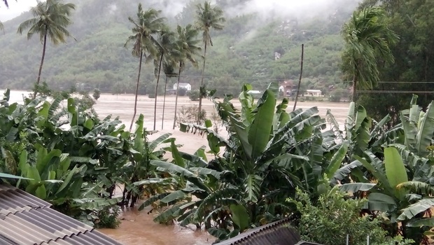 Hơn 1.000 nhà dân ở Bình Định bị lũ bao vây, nước chảy cuồn cuộn khiến giao thông tê liệt  - Ảnh 6.