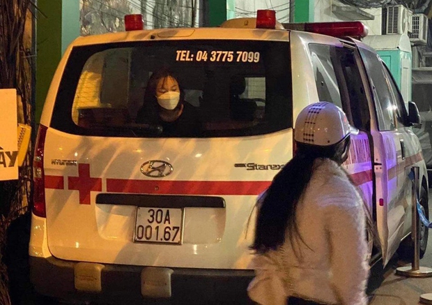 Hà Nội: Test nhanh dương tính, cô gái phải cách ly trong xe cấp cứu của bệnh viện suốt 16 tiếng - Ảnh 1. Hà Nội: Test nhanh dương tính, cô gái phải cách ly trong xe cấp cứu của bệnh viện suốt 16 tiếng - Ảnh 1.