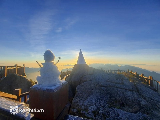 Chùm ảnh: Sương muối phủ trắng đỉnh Fansipan, người dân thích thú đắp người tuyết - Ảnh 4.