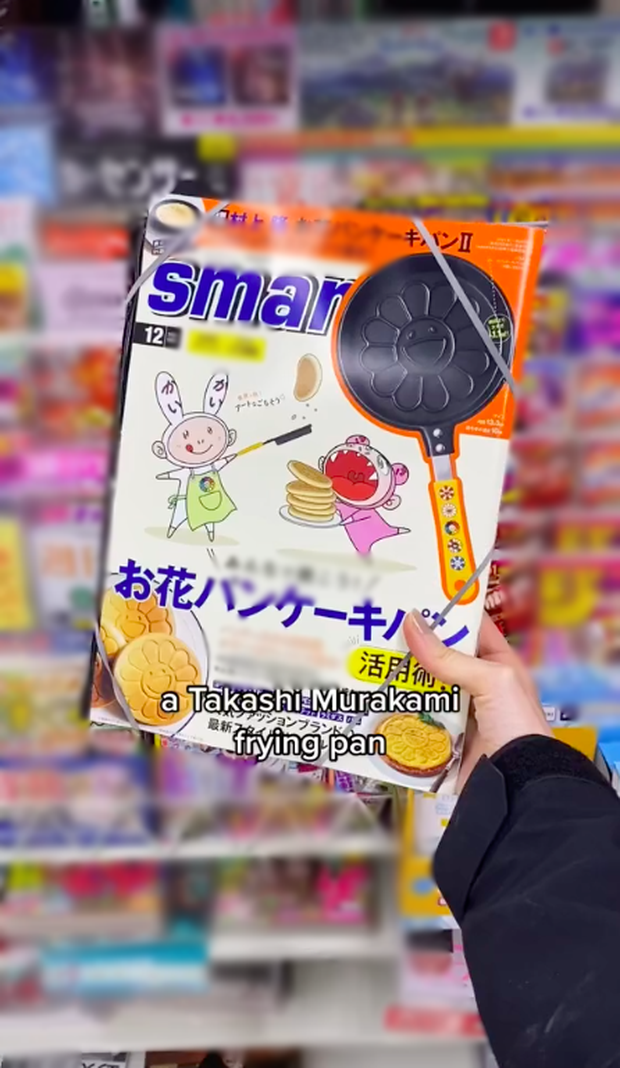 Gái Tây sốc vì mua tạp chí ở “hành tinh” Nhật Bản được tặng kèm… chảo rán, đem về thử công dụng mới thấy trầm trồ - Ảnh 1.