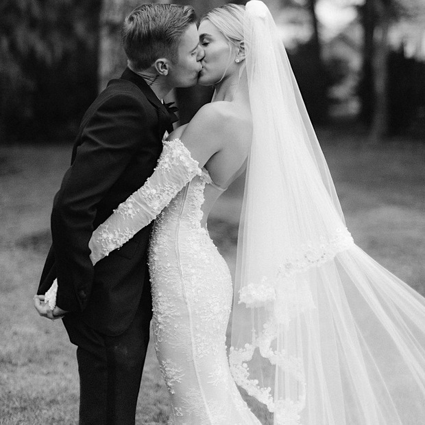 Ảnh cưới của Justin Bieber bỗng rầm rộ sau tin giám đốc Louis Vuitton qua đời, hóa ra vì váy cưới của Hailey và ý nghĩa đằng sau - Ảnh 12.