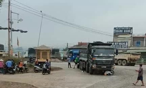 Tai nạn thương tâm trên Quốc lộ 51, người thân gục khóc bên thi thể nạn nhân - Ảnh 2.