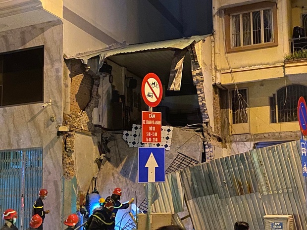 TP.HCM: Sập nhà 2 tầng trên đường Võ Văn Kiệt, 3 người mắc kẹt trong đống đổ nát - Ảnh 1.