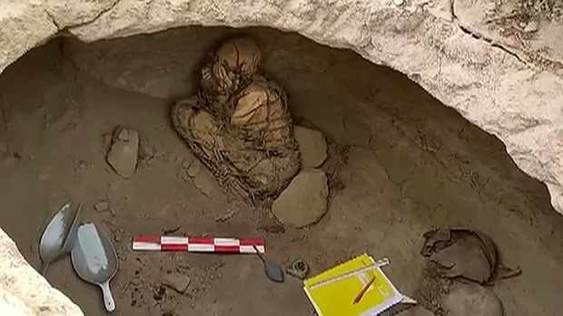 Phát hiện xác ướp nghìn năm tuổi, các nhà khảo cổ sững sờ với tư thế kỳ quái, càng nhìn càng thấy rùng rợn - Ảnh 2.