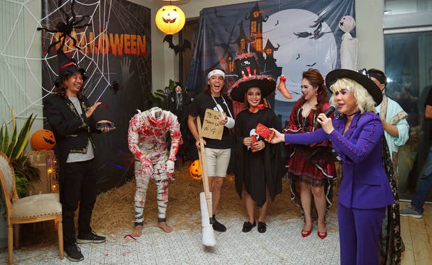 Việt Hương tham gia tiệc Halloween, gây tranh cãi khi hò reo, ủng hộ một người nghi giả làm CEO Đại Nam rồi ăn thịt người - Ảnh 4. Việt Hương tham gia tiệc Halloween, gây tranh cãi khi hò reo, ủng hộ một người nghi giả làm CEO Đại Nam rồi ăn thịt người - Ảnh 4.