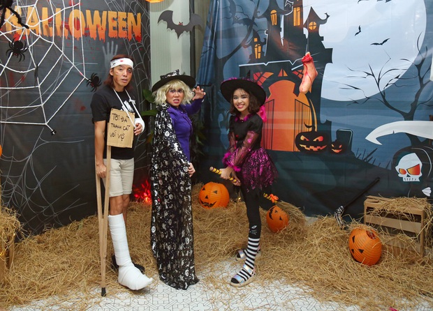 Việt Hương tham gia tiệc Halloween, gây tranh cãi khi hò reo, ủng hộ một người đóng giả làm CEO Đại Nam rồi ăn thịt người - Ảnh 3. Việt Hương tham gia tiệc Halloween, gây tranh cãi khi hò reo, ủng hộ một người đóng giả làm CEO Đại Nam rồi ăn thịt người - Ảnh 3.