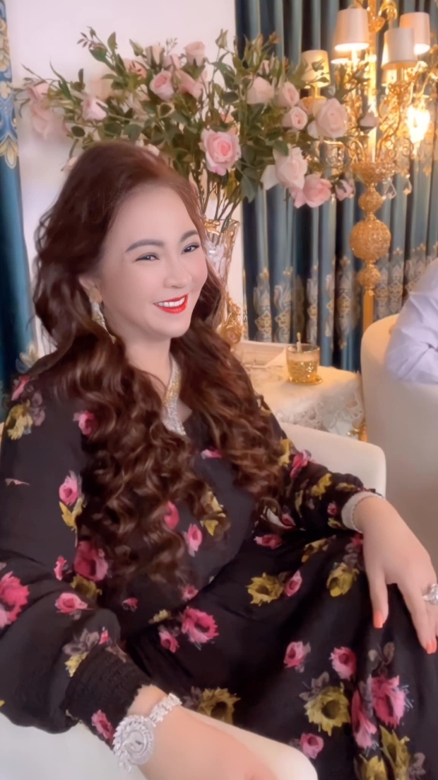 CEO Phương Hằng nói về vụ xin 230 tỷ của Hoàng Kiều để nuôi con cố NS Phi Nhung: Ổng im luôn tới giờ... - Ảnh 2. CEO Phương Hằng nói về vụ xin 230 tỷ của Hoàng Kiều để nuôi con cố NS Phi Nhung: Ổng im luôn tới giờ... - Ảnh 2.