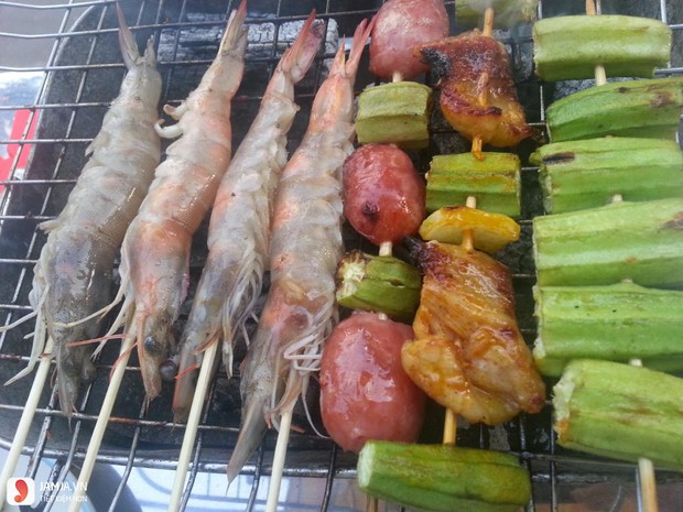 Thuỷ Tiên đăng ảnh nướng đậu bắp giữa lùm xùm từ thiện, dân sành ăn góp ý vội: Có miếng thịt nầm nữa là 100 điểm! - Ảnh 4.