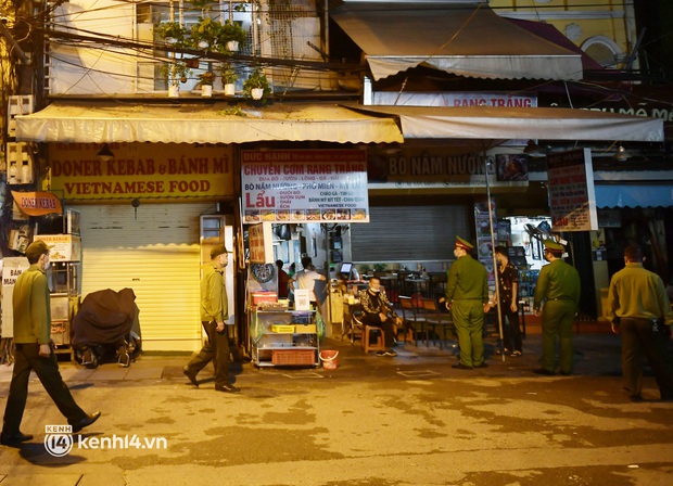 Người Hà Nội bắt đầu chủ quan dù dịch đang phức tạp: Vẫn tụ tập ăn uống vỉa hè sau 21h, công an ra quân nhắc nhở - Ảnh 3. Người Hà Nội bắt đầu chủ quan dù dịch đang phức tạp: Vẫn tụ tập ăn uống vỉa hè sau 21h, công an ra quân nhắc nhở - Ảnh 3.