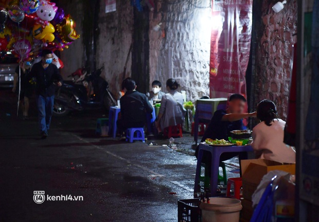 Người Hà Nội bắt đầu chủ quan dù dịch đang phức tạp: Vẫn tụ tập ăn uống vỉa hè sau 21h, công an ra quân nhắc nhở - Ảnh 8. Người Hà Nội bắt đầu chủ quan dù dịch đang phức tạp: Vẫn tụ tập ăn uống vỉa hè sau 21h, công an ra quân nhắc nhở - Ảnh 8.