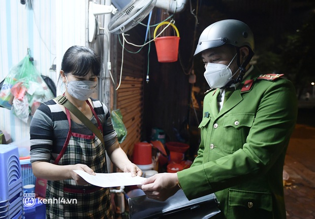 Người Hà Nội bắt đầu chủ quan dù dịch đang phức tạp: Vẫn tụ tập ăn uống vỉa hè sau 21h, công an ra quân nhắc nhở - Ảnh 9. Người Hà Nội bắt đầu chủ quan dù dịch đang phức tạp: Vẫn tụ tập ăn uống vỉa hè sau 21h, công an ra quân nhắc nhở - Ảnh 9.